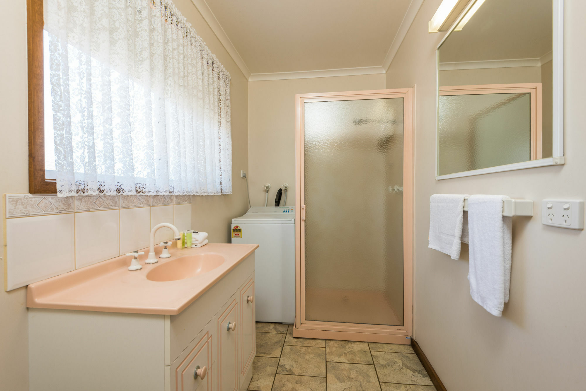 Lakes Jakaranda Holiday Units Lakes Entrance Bagian luar foto